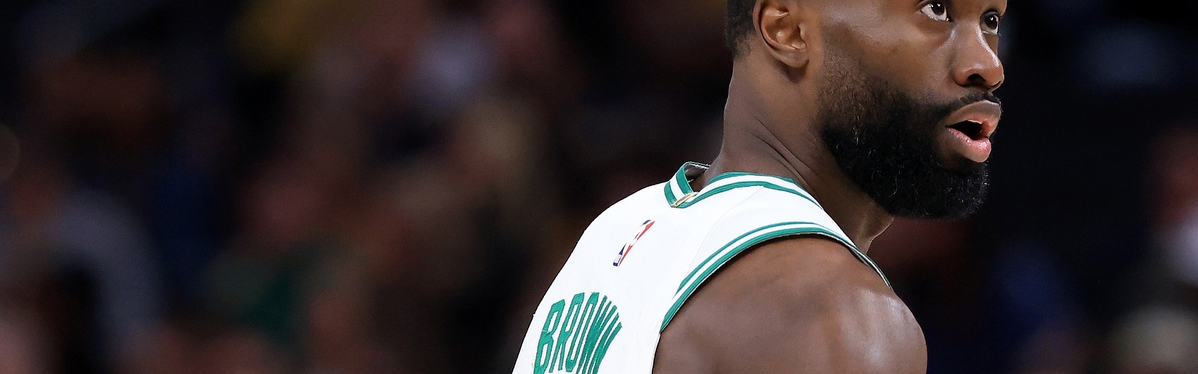 世俱杯买球平台-要罚得罚！NBA官方：杰伦·布朗公开批评裁判判罚 罚款35000美元