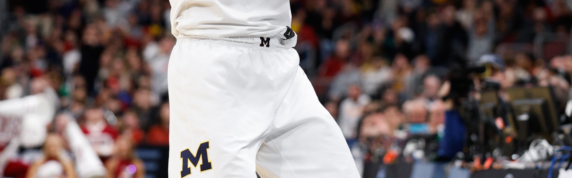 世俱杯买球平台-可圈可点！卡多11中5砍全场最高19分 罚球9中8