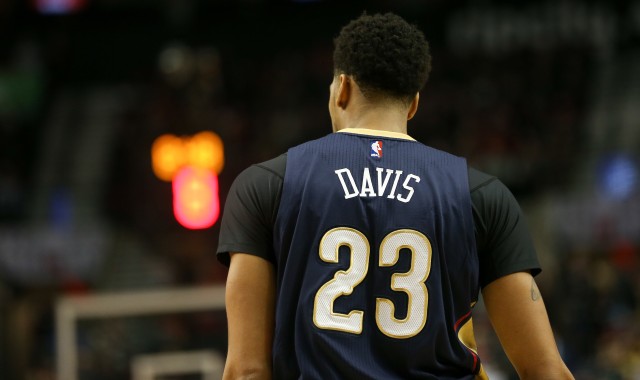 23号球衣给了双向球员！美媒提问：鹈鹕应退役浓眉的23号球衣吗？