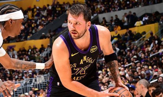 世俱杯买球平台-超越科比！东契奇湖人生涯6次单场贡献30+三双队史第五